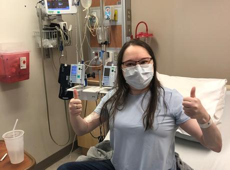 Picture of Amanda in Hospital with thumbs up 
