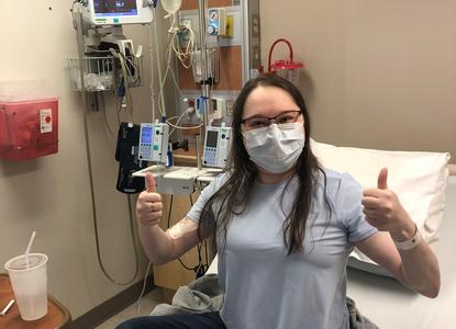 Picture of Amanda in Hospital with thumbs up 